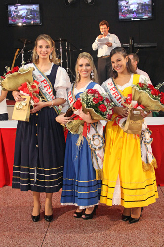 A primeira princesa, Ariane Bósio, a rainha Jaqueline Colombi e a segunda princesa, Agtha Iaskio. A primeira princesa, Ariane Bósio, a rainha Jaqueline Colombi e a segunda princesa, Agtha Iaskio.