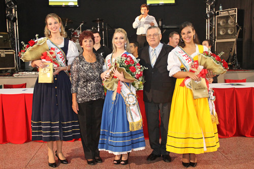 A rainha e as princesas dividindo a foto com o prefeito Zenor Sgrott e a primeira-dama Nenê Sgrott. A rainha e as princesas dividindo a foto com o prefeito Zenor Sgrott e a primeira-dama Nenê Sgrott.