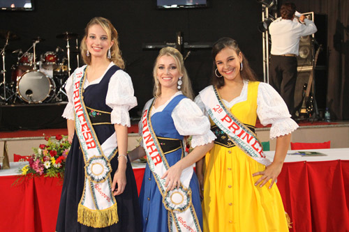 A primeira princesa, Ariane Bósio, a rainha Jaqueline Colombi e a segunda princesa, Agtha Iaskio. A primeira princesa, Ariane Bósio, a rainha Jaqueline Colombi e a segunda princesa, Agtha Iaskio.